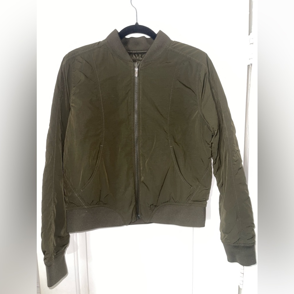 EUC Lululemon Flip It & Reverse It Jacket
Dark Olive Dark Olive // Size 10